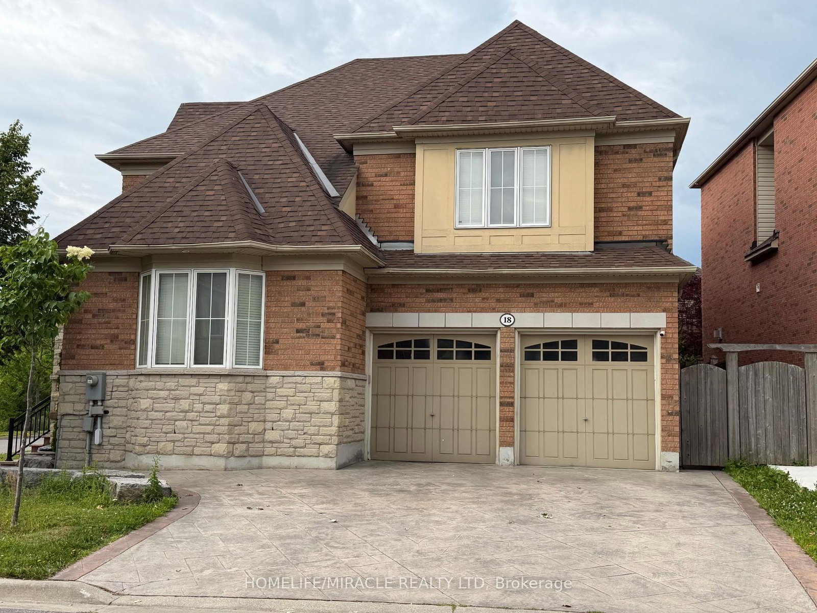 18-portelli-crescent-ajax-ontario-e13559422