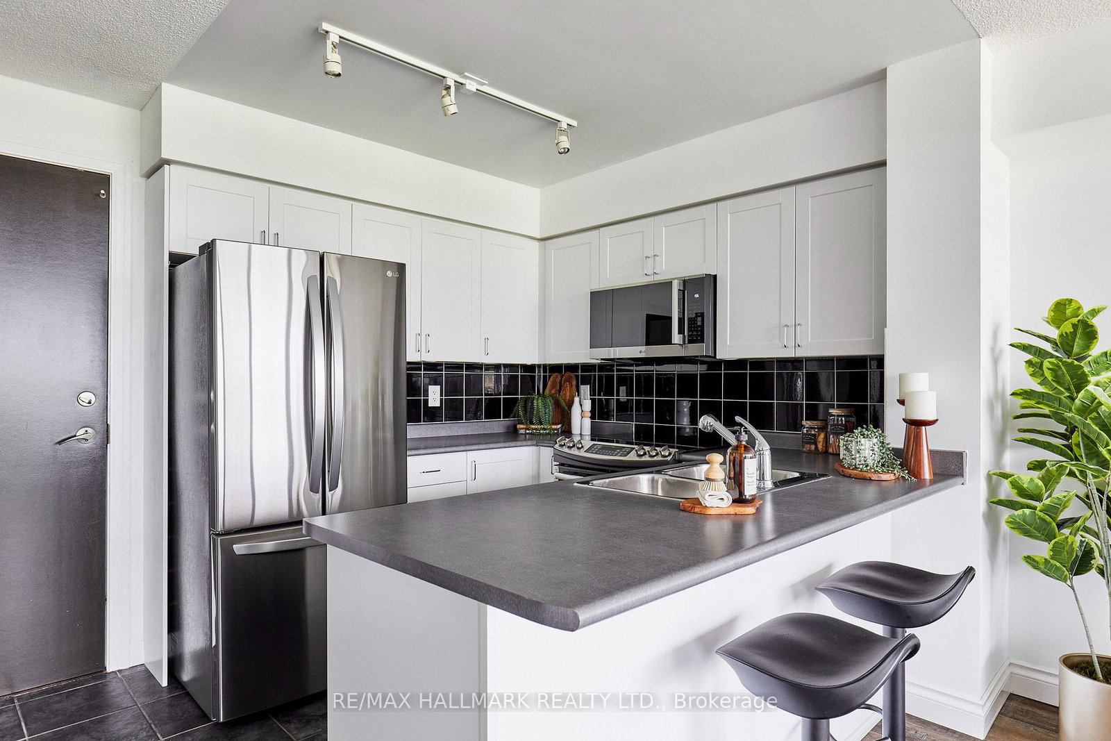 1600-charles-street-whitby-ontario-e13568234