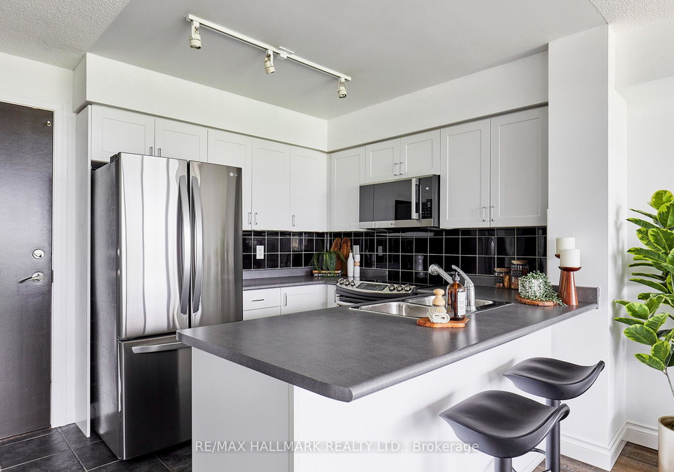 1600-charles-street-whitby-ontario-e13568234