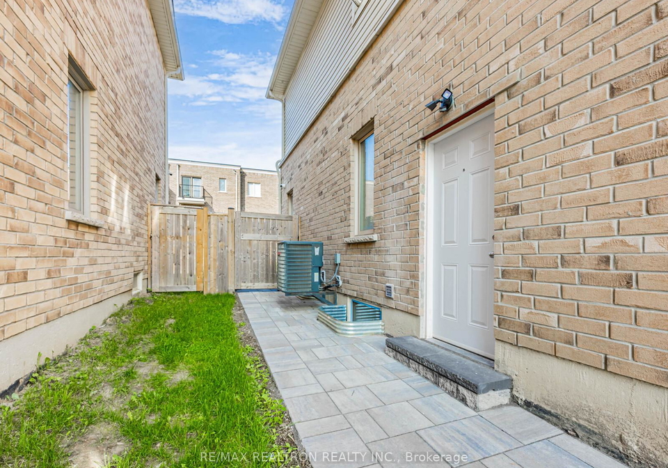 91-mcroberts-crescent-clarington-ontario-e13571150