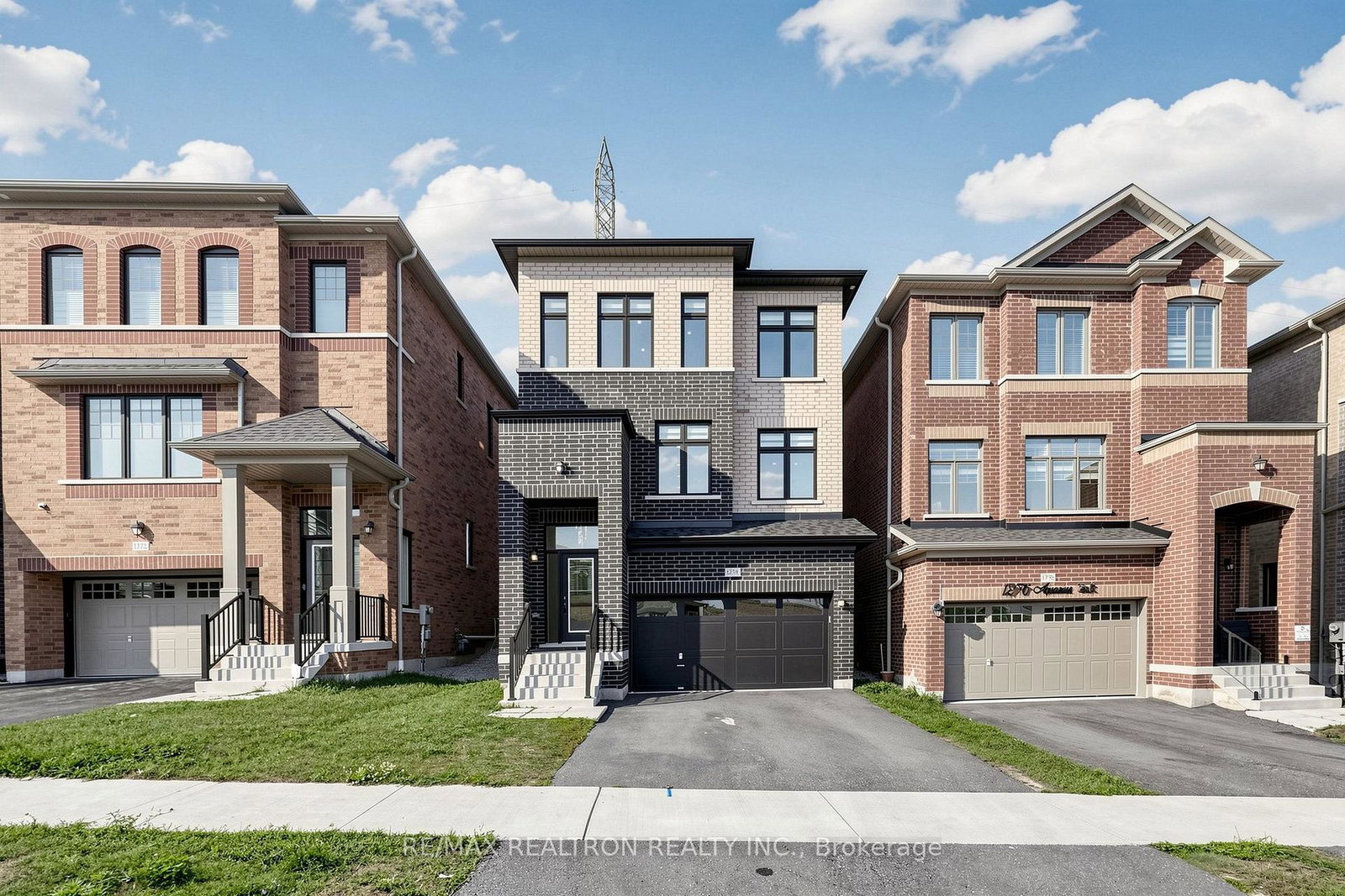 1274-aquarius-trail-pickering-ontario-e13572884