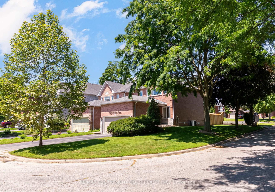 1190-windgrove-square-pickering-ontario-e13574346