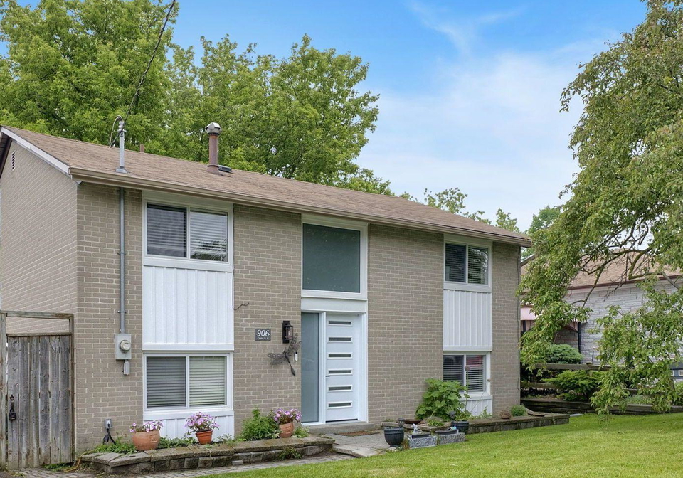 906-centre-street-n-whitby-ontario-e13574372