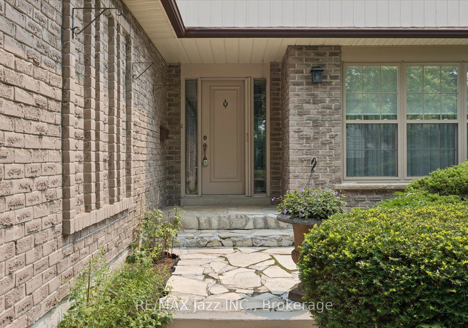 38-trinity-crescent-whitby-ontario-e13587214