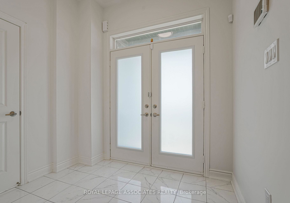 2201-crystal-drive-oshawa-ontario-e13599010