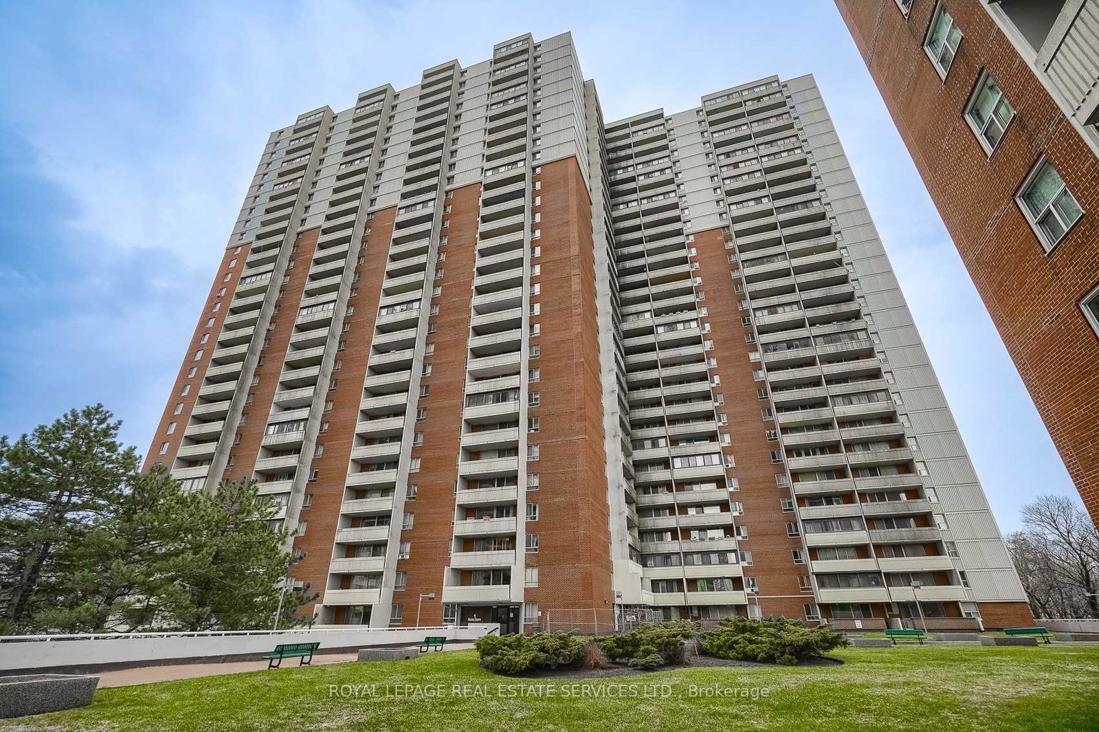 1-massey-square-toronto-east-york-ontario-e13607696