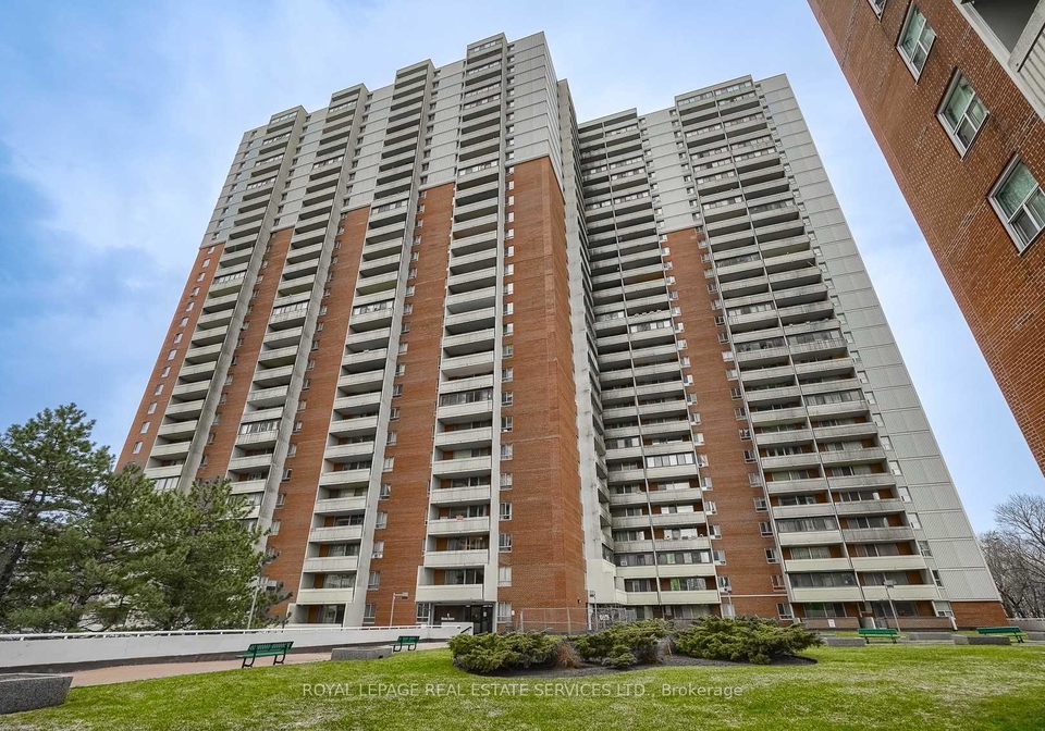 1-massey-square-toronto-east-york-ontario-e13607696
