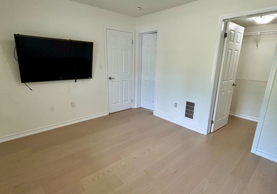 2464-fall-harvest-crescent-pickering-ontario-e13614896
