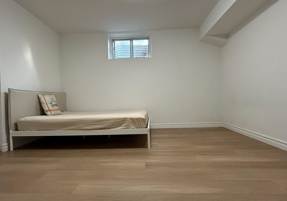 27-macklingate-ct-court-toronto-scarborough-ontario-e13631074