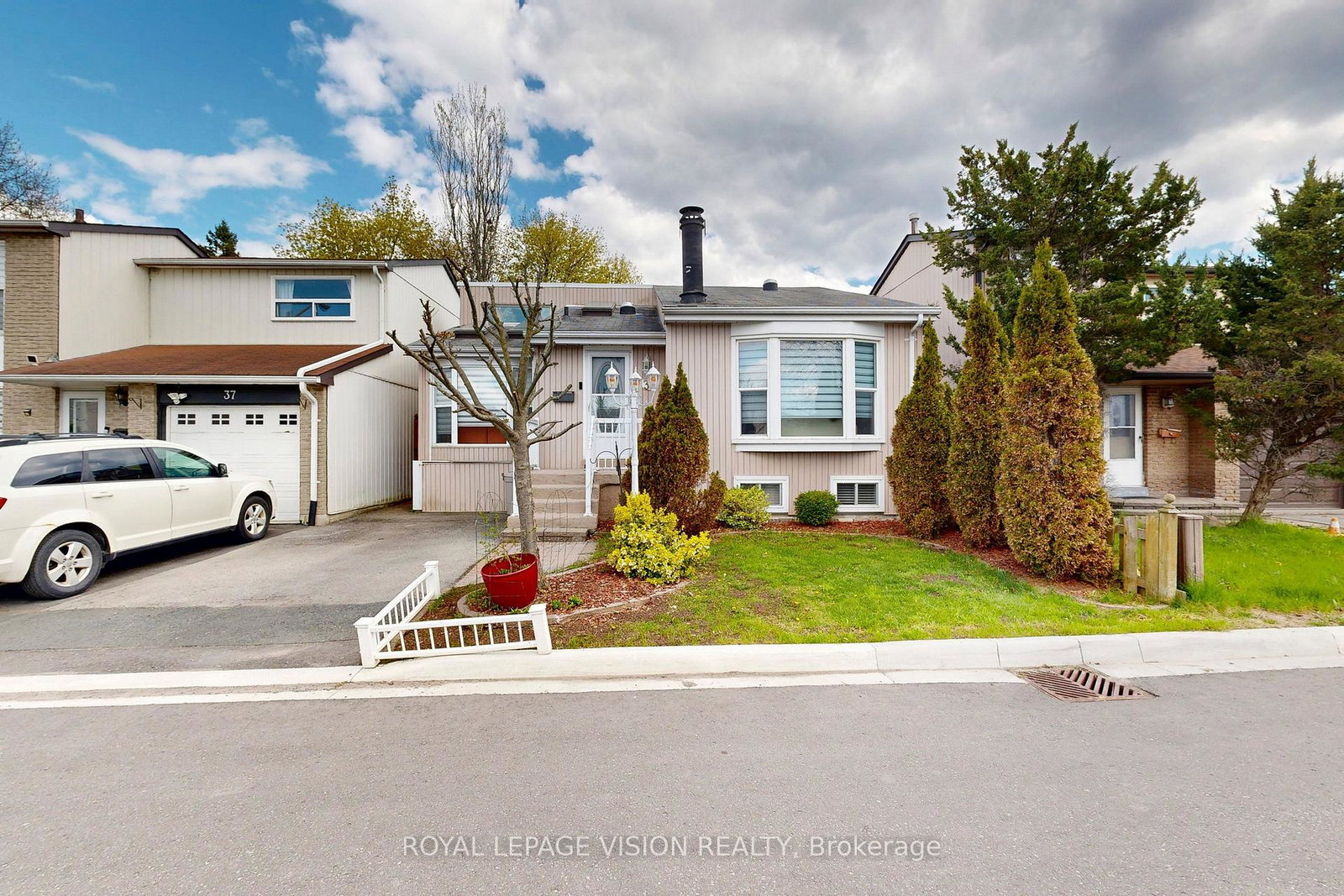 39-lucas-lane-ajax-ontario-e13633376