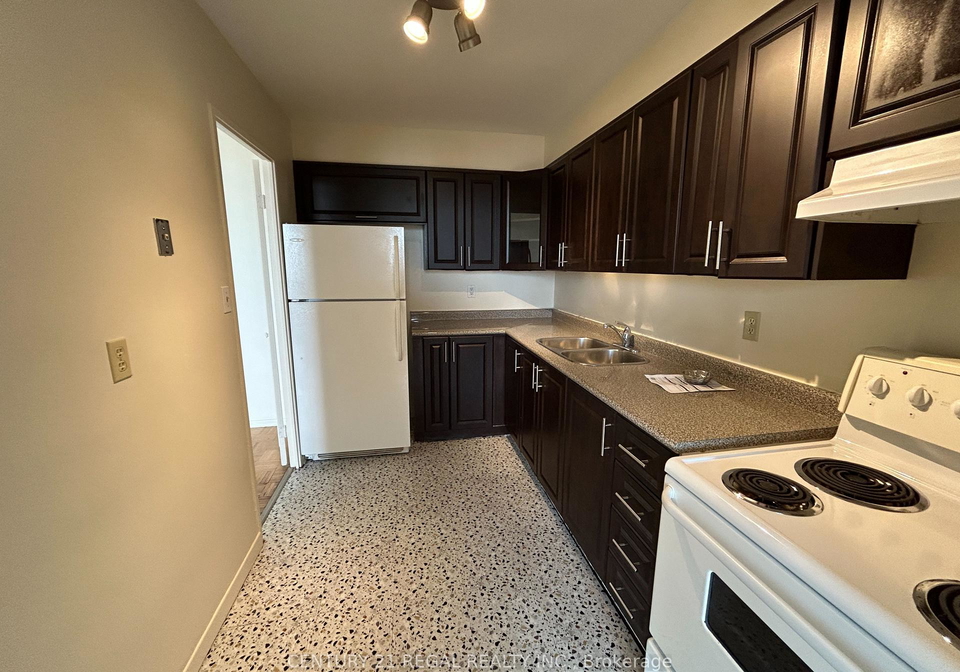 5-massey-square-toronto-east-york-ontario-e13633540