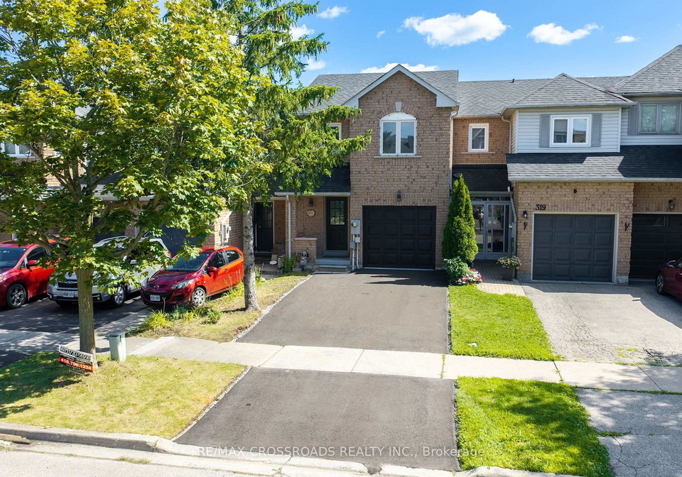 321-sparrow-circle-pickering-ontario-e13641142