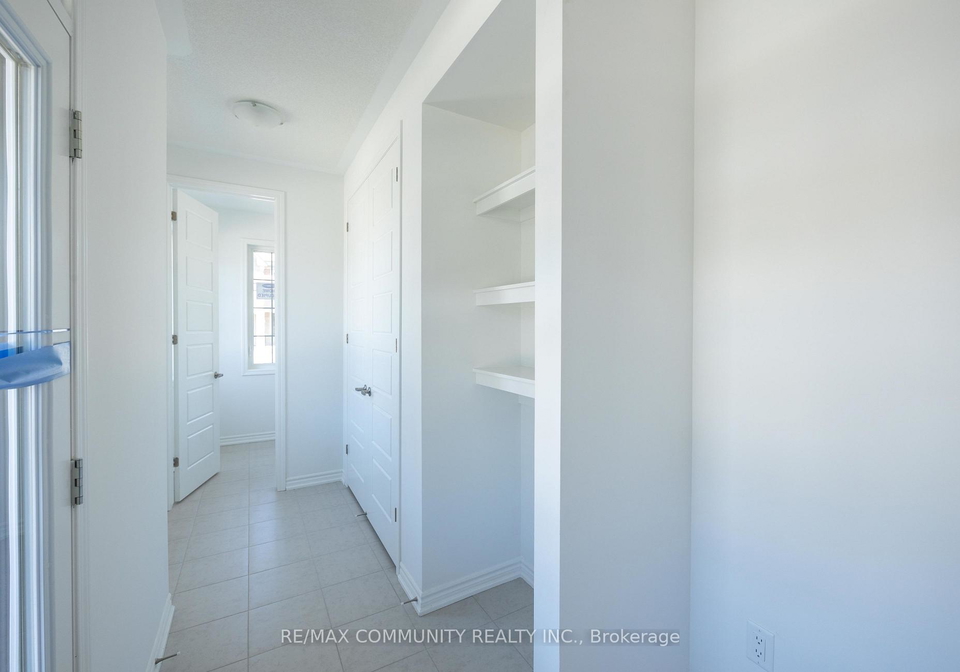 1483-mockingbird-square-pickering-ontario-e13641304