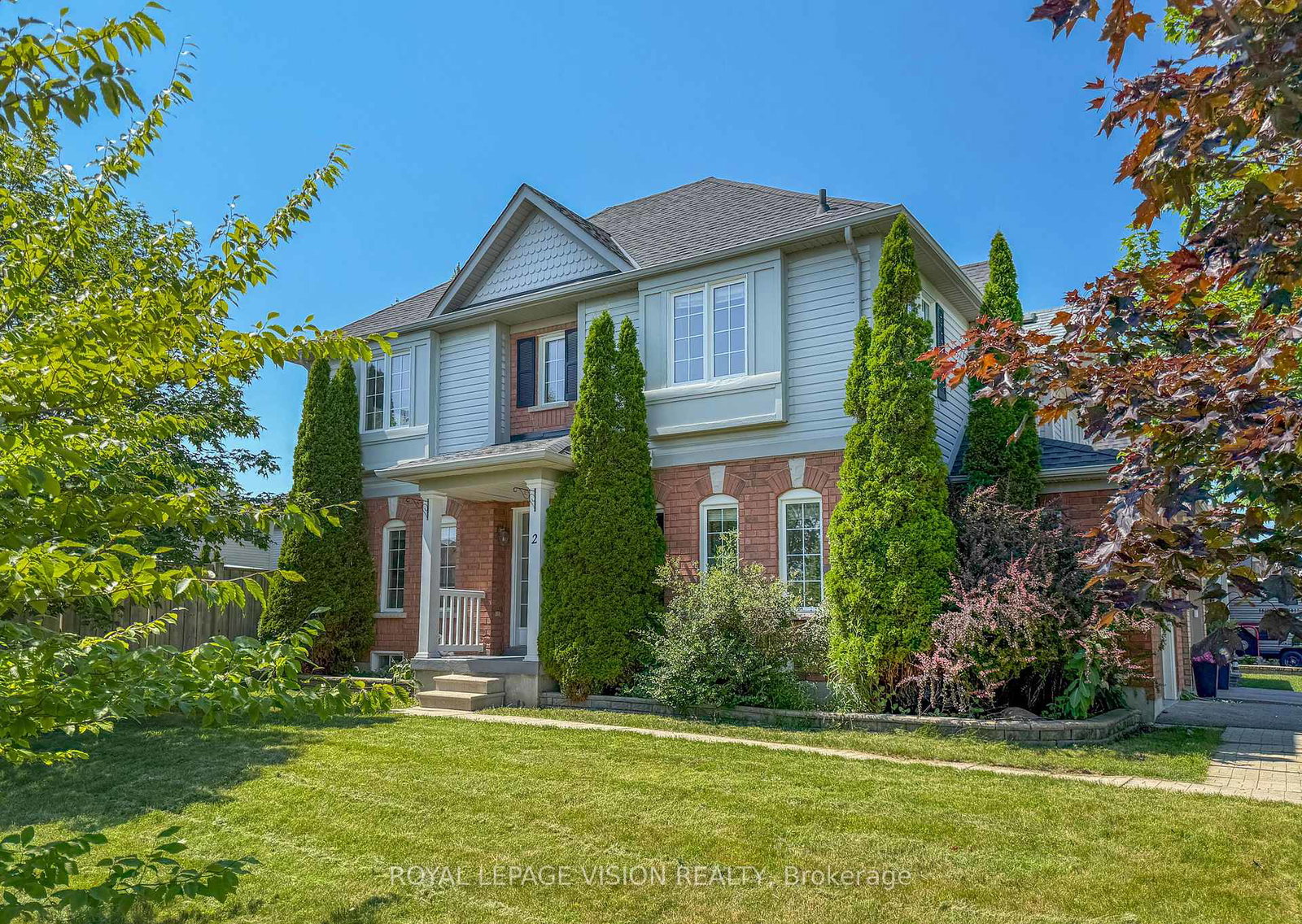2-laprade-square-clarington-ontario-e13642426