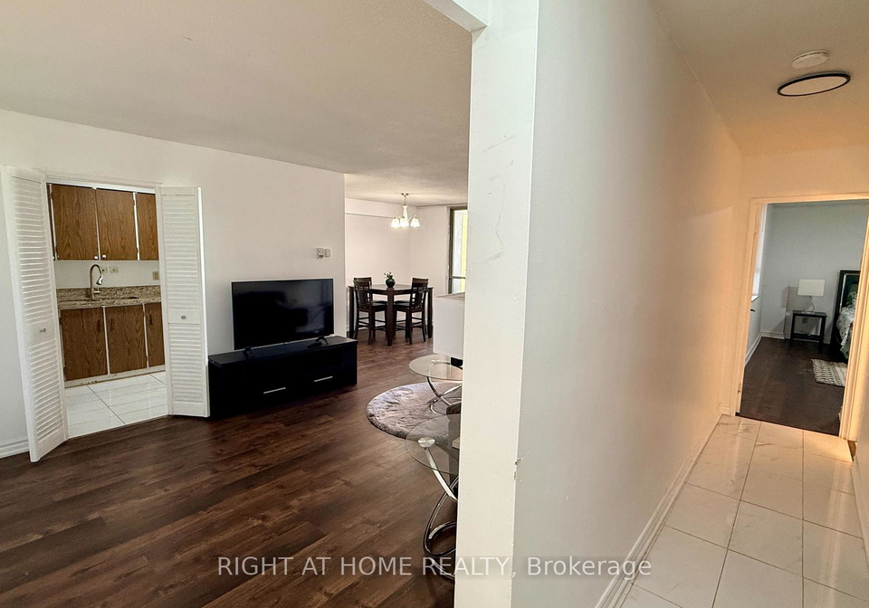 1-massey-square-toronto-east-york-ontario-e13653426