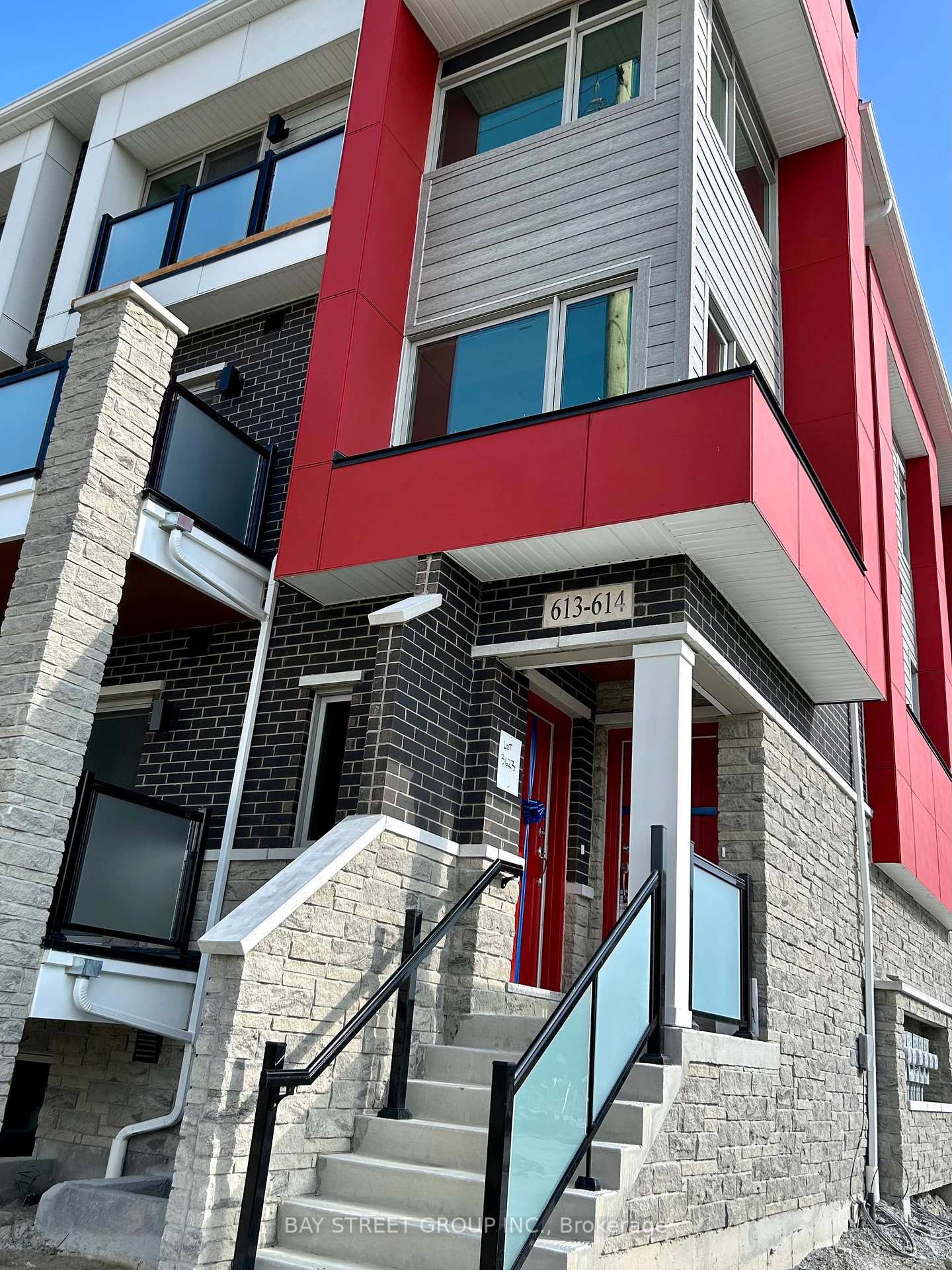 1034-reflection-place-pickering-ontario-e13664524