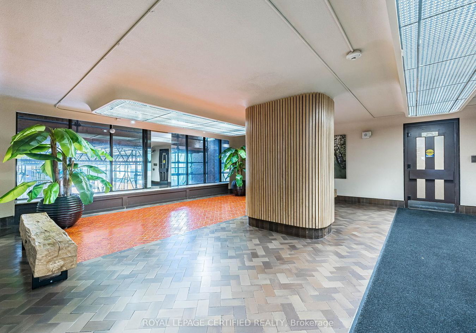 1-massey-square-toronto-east-york-ontario-e13670474