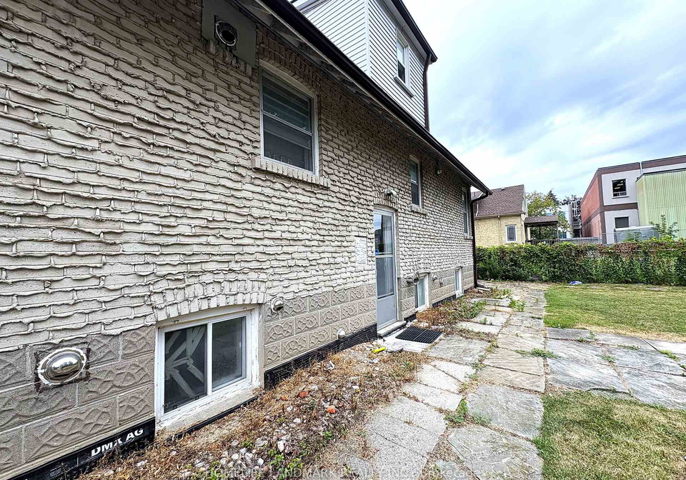 9-lamont-avenue-toronto-scarborough-ontario-e13681460