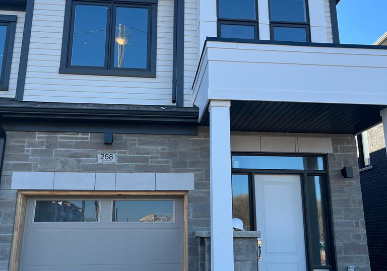 258-okanagan-path-oshawa-ontario-e13684790