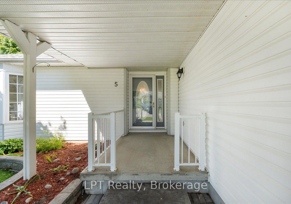 5-niagara-trail-clarington-ontario-e13702478
