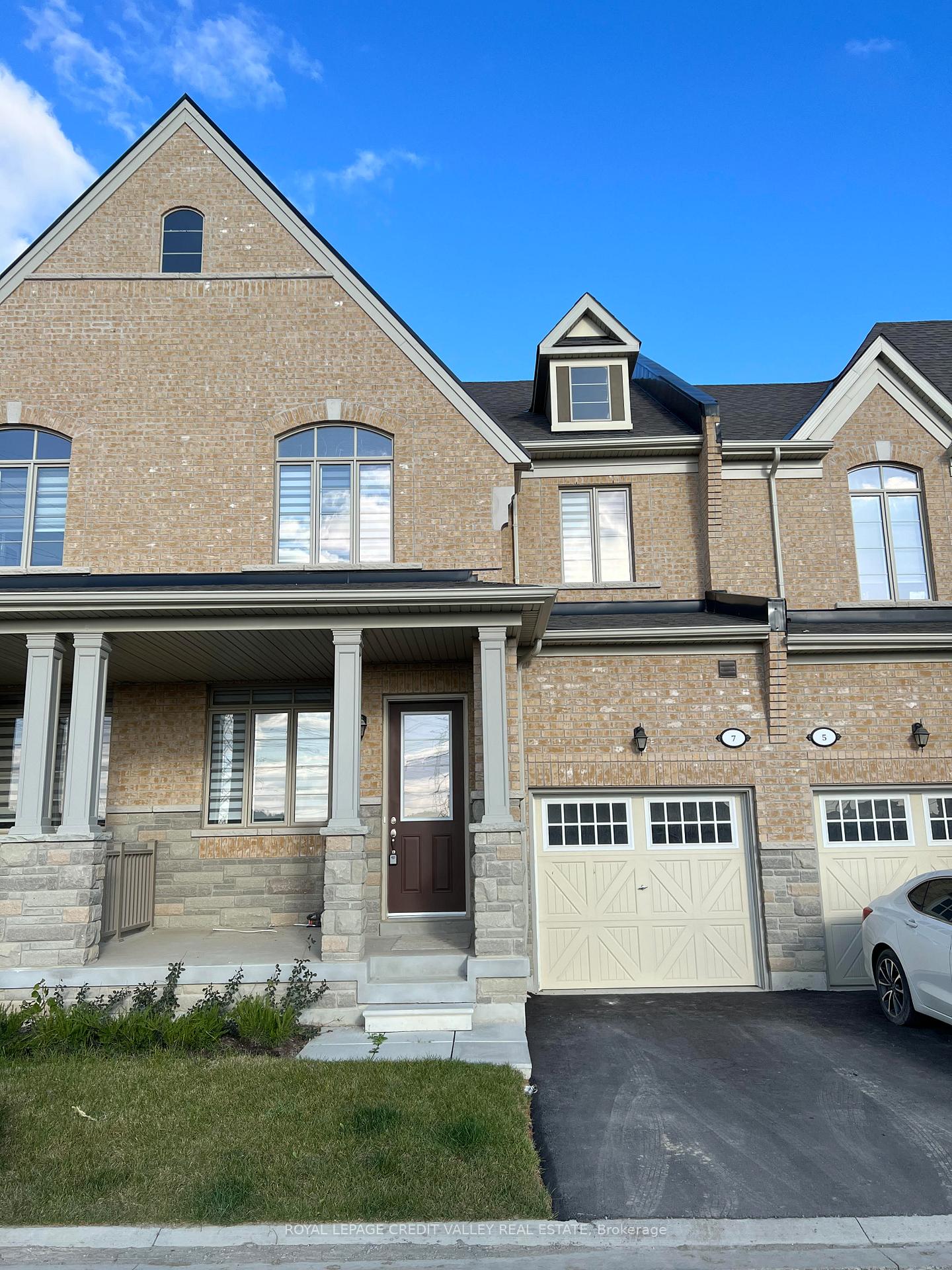 7-cachia-lane-ajax-ontario-e13703492