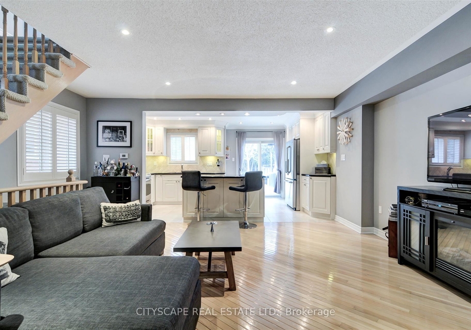 353-sparrow-circle-pickering-ontario-e13704080