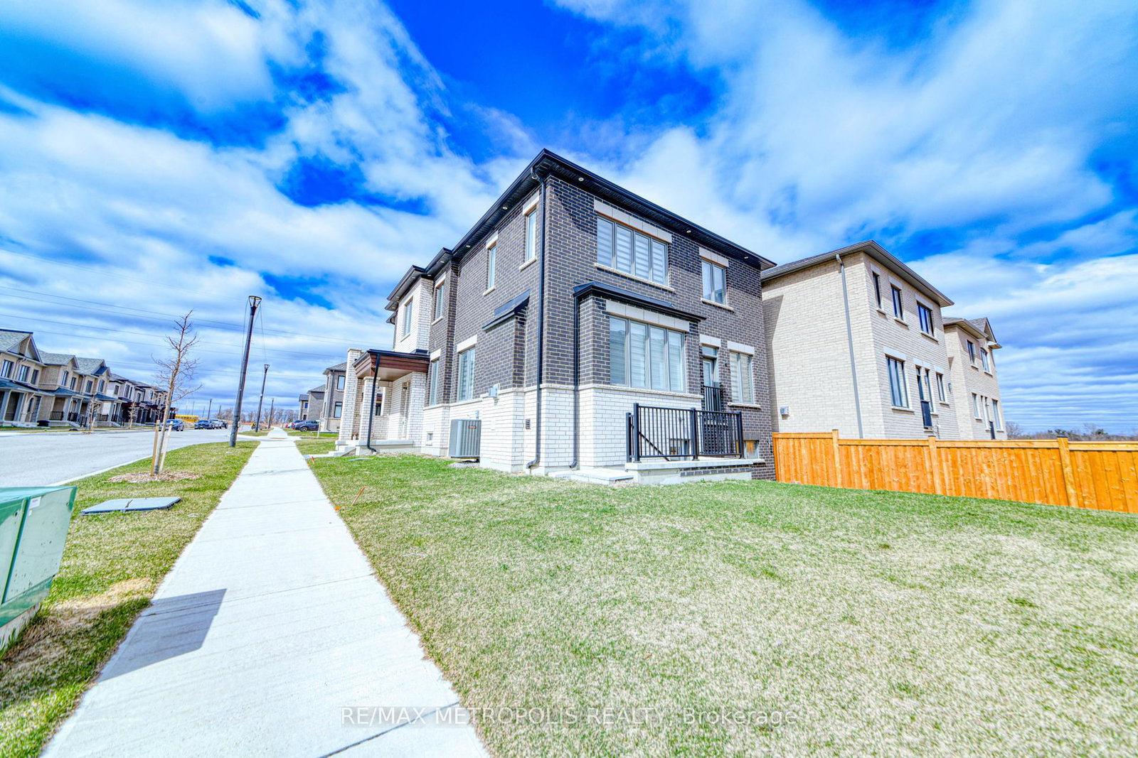 1201-chateau-court-pickering-ontario-e13704214
