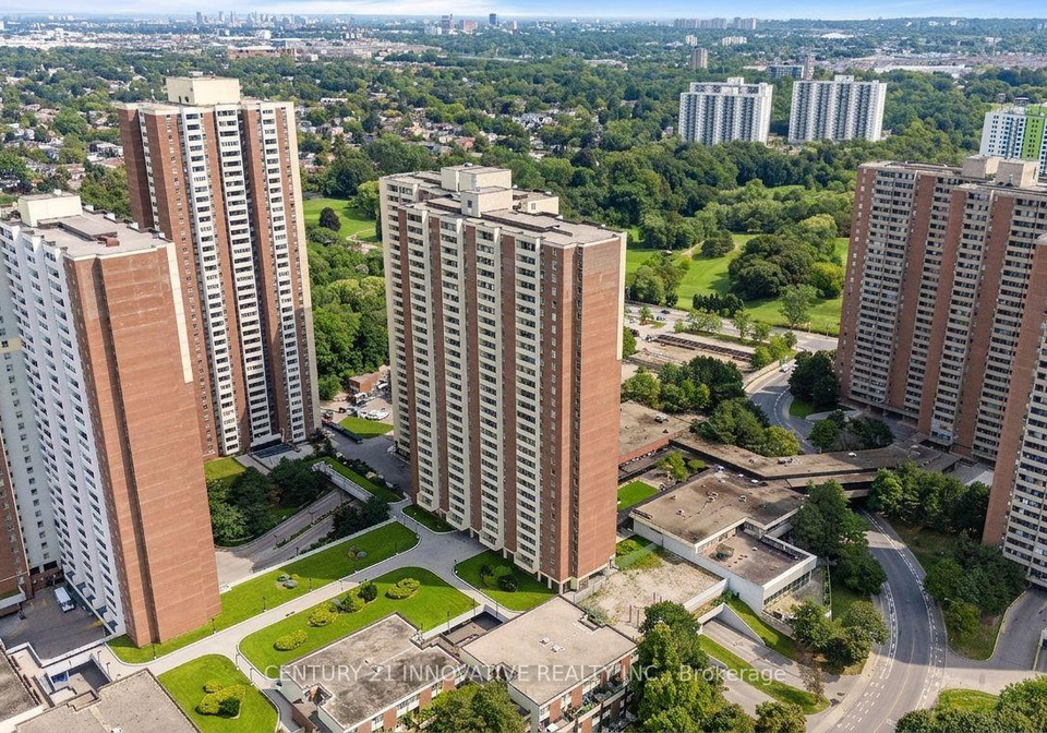 1-massey-square-toronto-east-york-ontario-e13711772