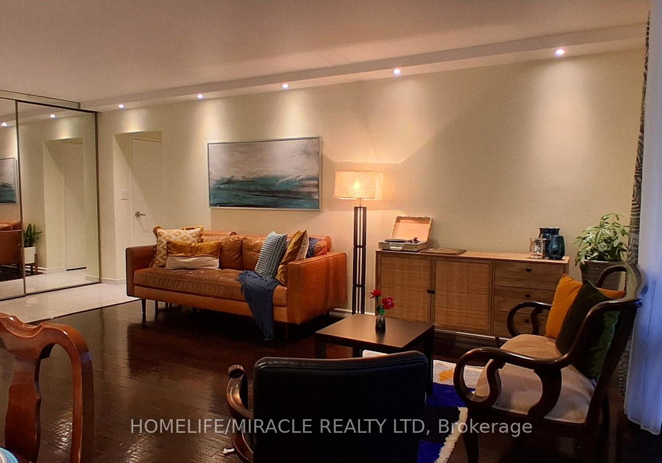 1-massey-square-toronto-east-york-ontario-e13712322