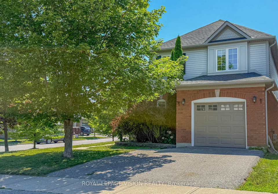 2-laprade-square-clarington-ontario-e13714930