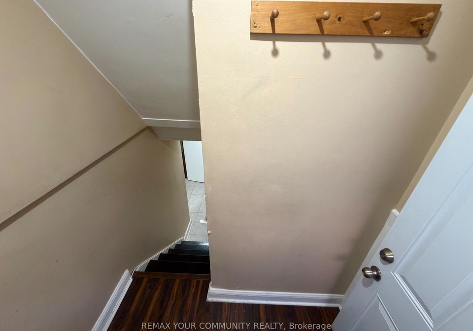 86-lesmount-avenue-toronto-east-york-ontario-e13716026