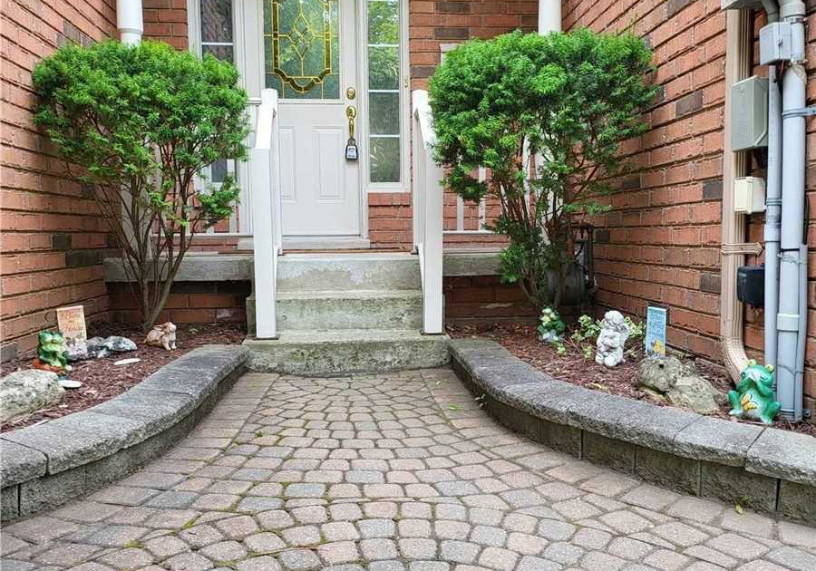 3-jays-drive-whitby-ontario-e13731632