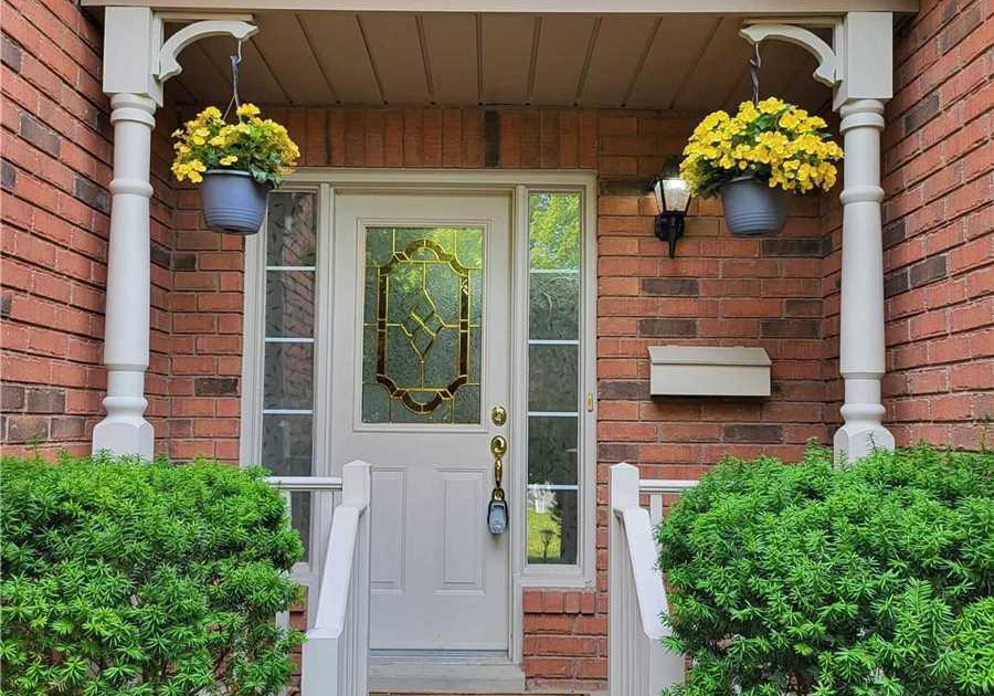 3-jays-drive-whitby-ontario-e13731632