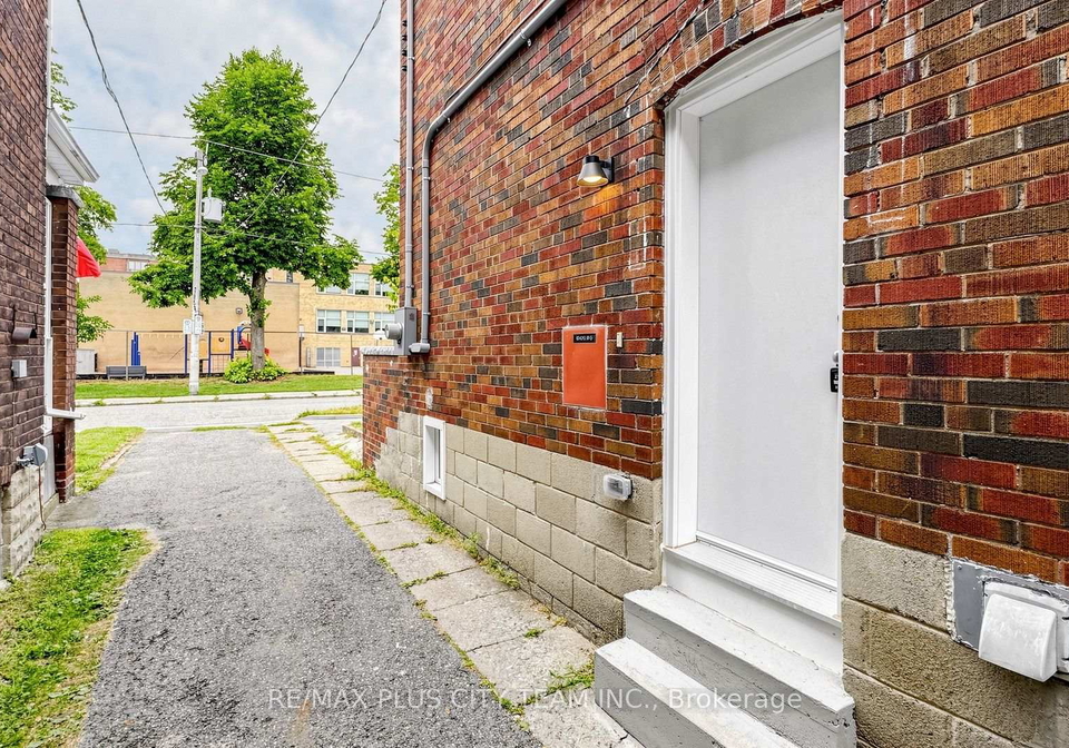 9-lesmount-avenue-toronto-east-york-ontario-e13733282
