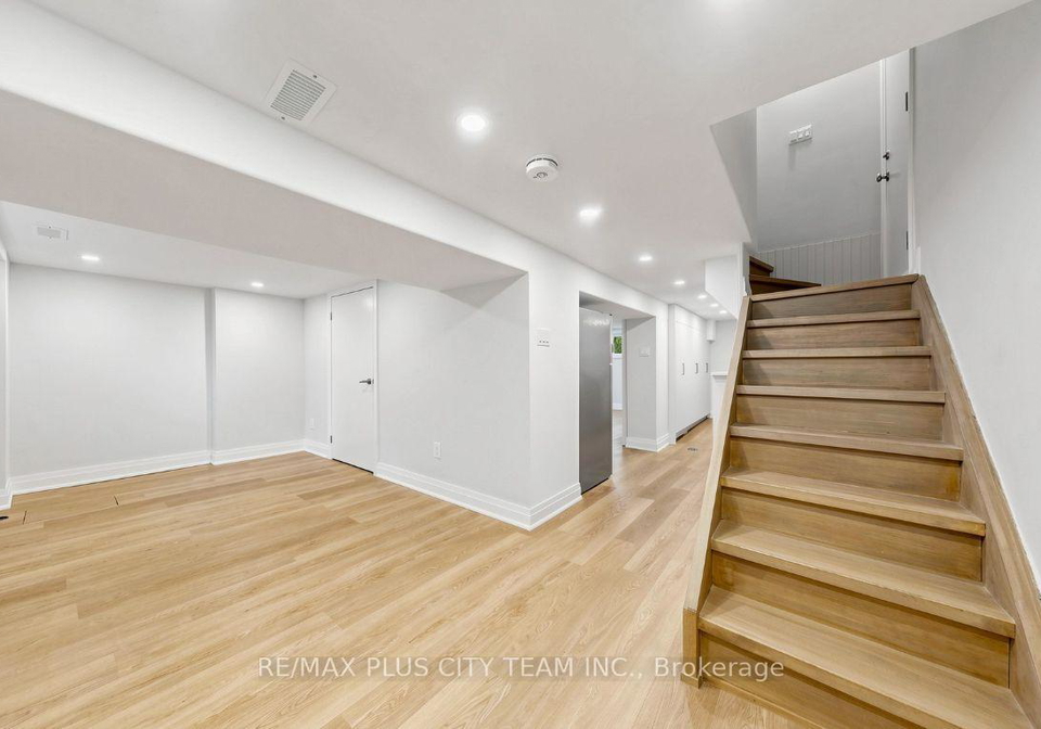 9-lesmount-avenue-toronto-east-york-ontario-e13733282