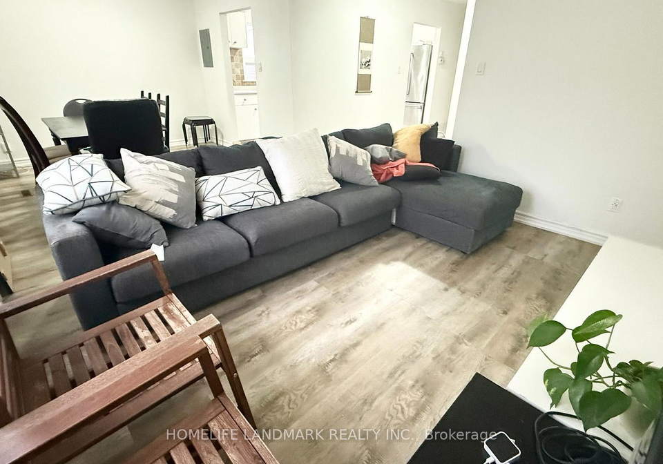 81-ed-square-toronto-scarborough-ontario-e13750426