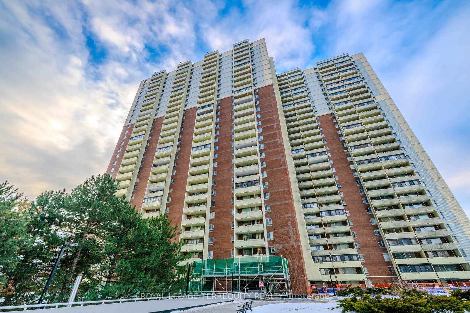 1-massey-square-toronto-east-york-ontario-e13757464