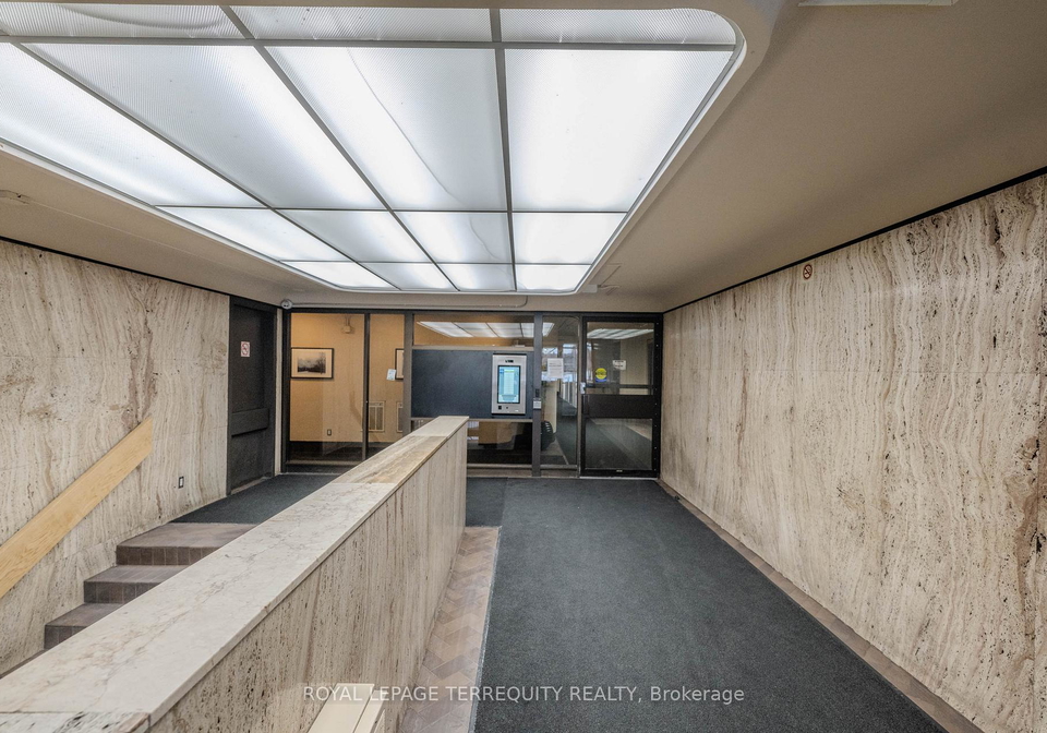 1-massey-square-toronto-east-york-ontario-e13757464