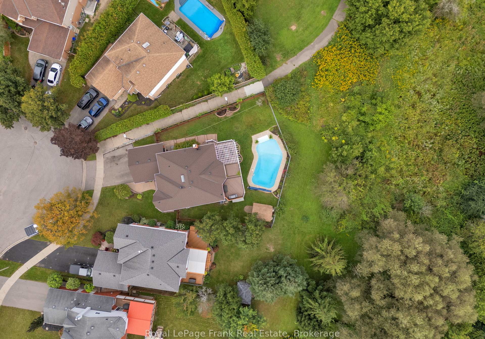37-living-court-clarington-ontario-e13771324