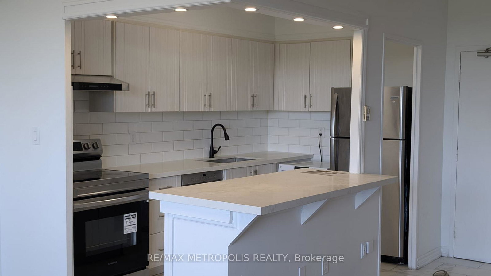 5-massey-square-toronto-east-york-ontario-e13797894