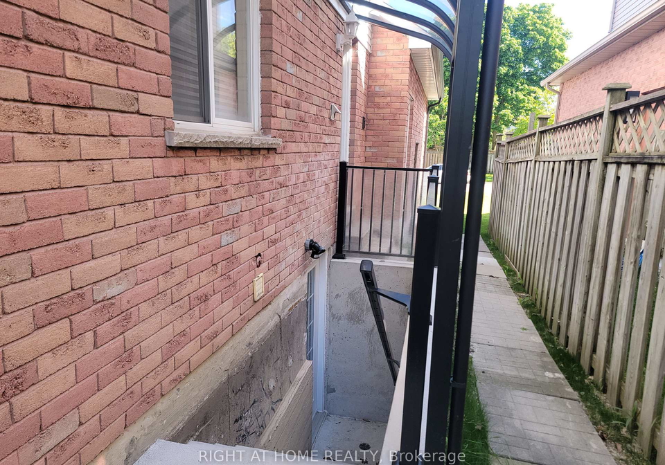70-lipton-crescent-whitby-ontario-e13807654