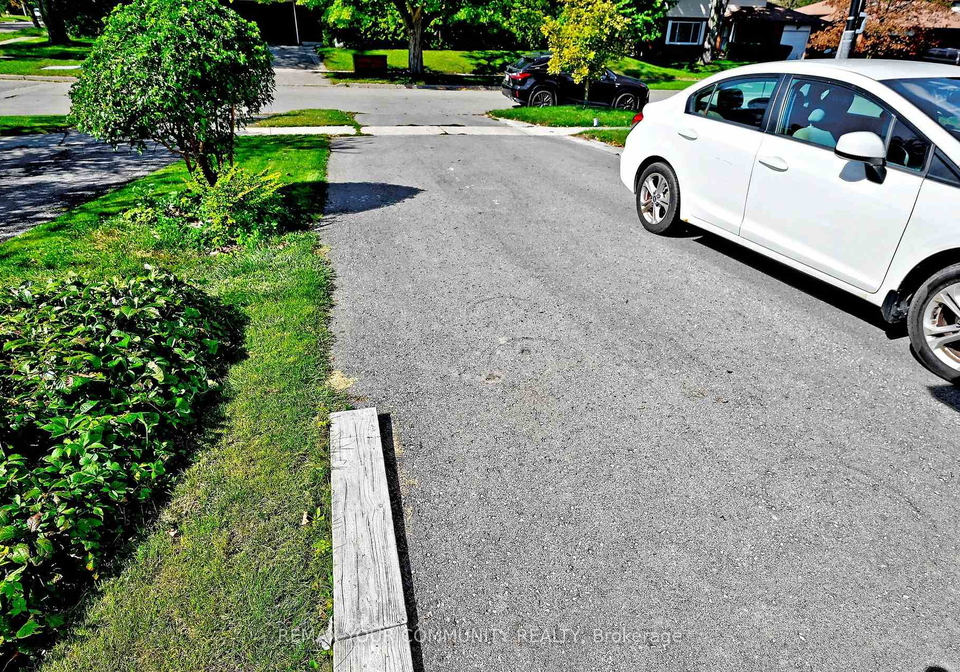 14-misthollow-square-toronto-scarborough-ontario-e13809528