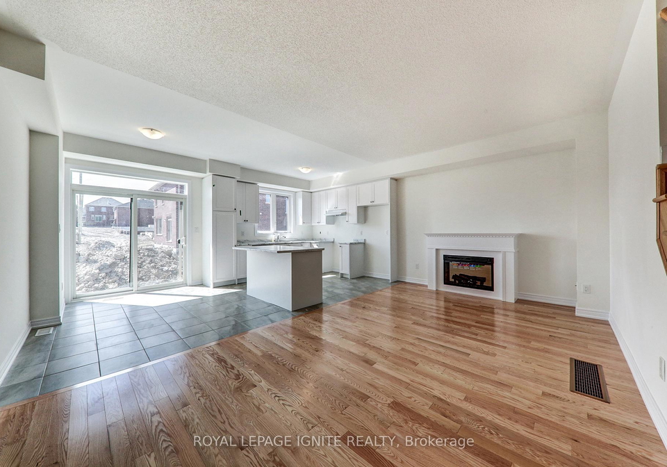 1141-sepia-square-pickering-ontario-e13812026