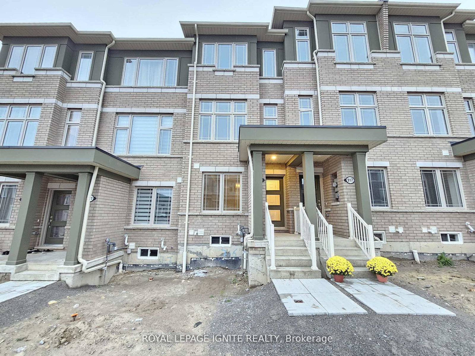919-crowsnest-hollow-pickering-ontario-e13818692
