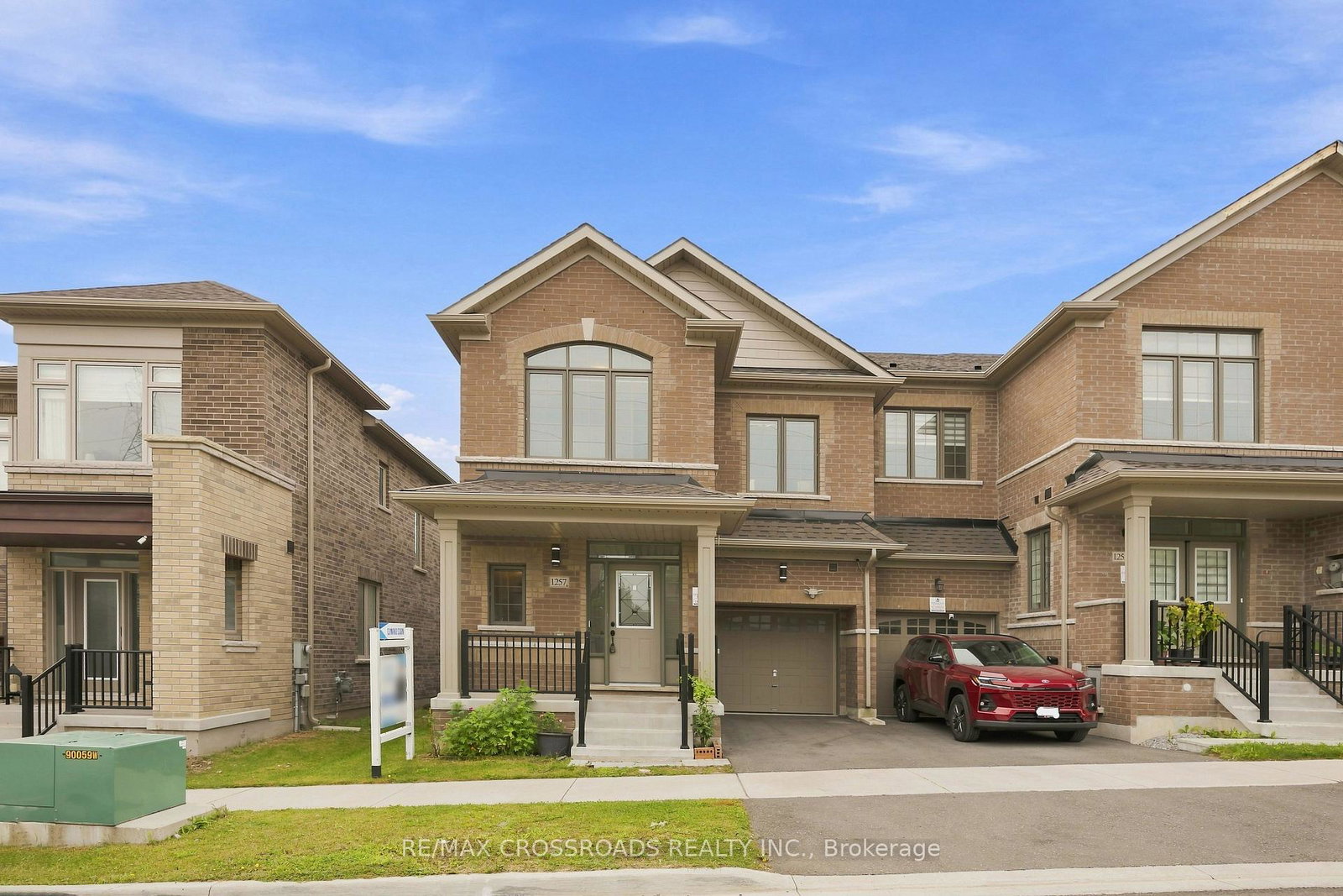 1257-aquarius-trail-pickering-ontario-e13823306