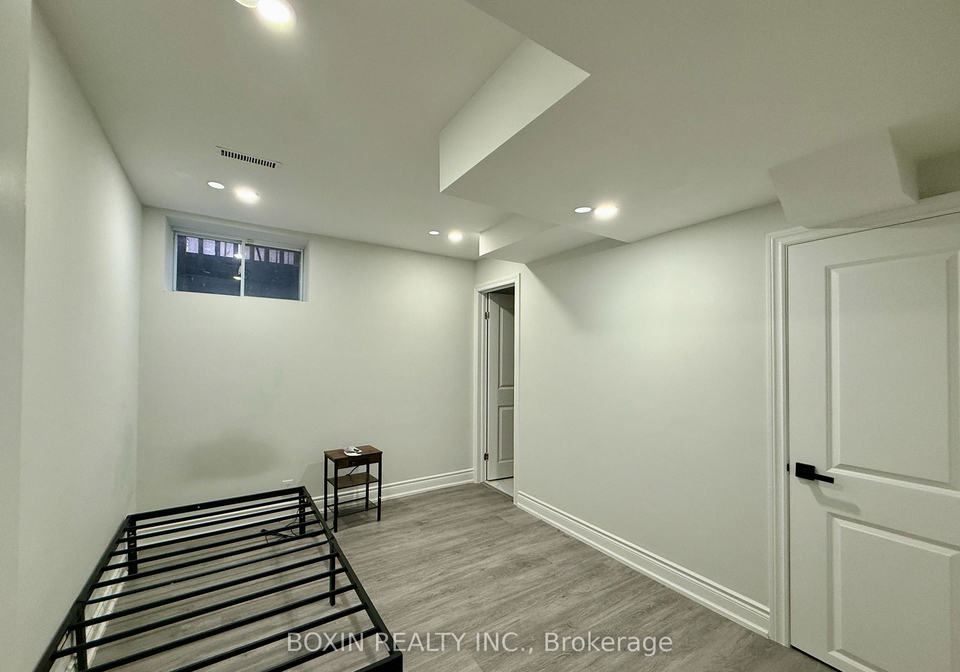 1-adirondack-gate-toronto-scarborough-ontario-e13837330