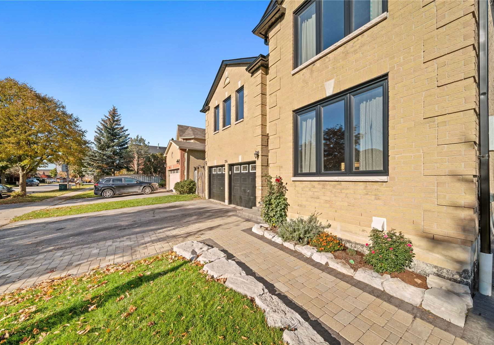 214-stonemanor-avenue-whitby-ontario-e5426618