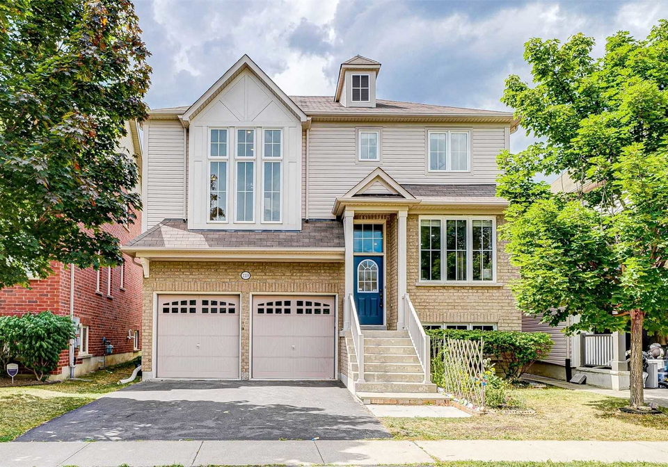2359-pilgrim-square-oshawa-ontario-e5735554