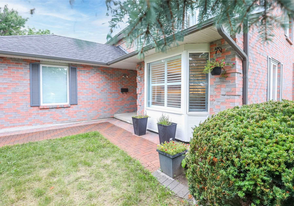 2-viceregal-court-whitby-ontario-e5745283