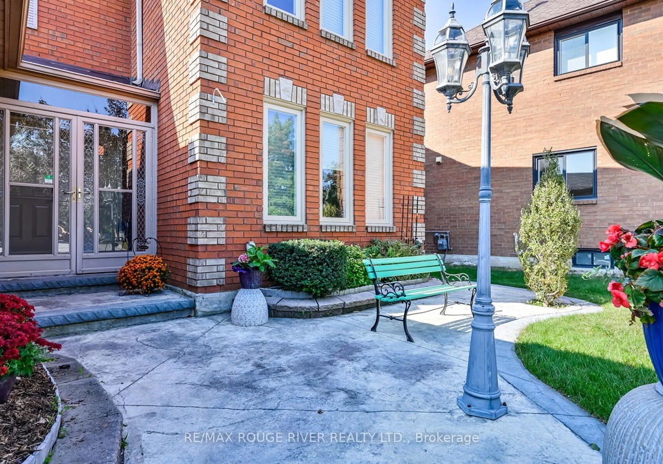 1-makin-court-ajax-ontario-e9373062
